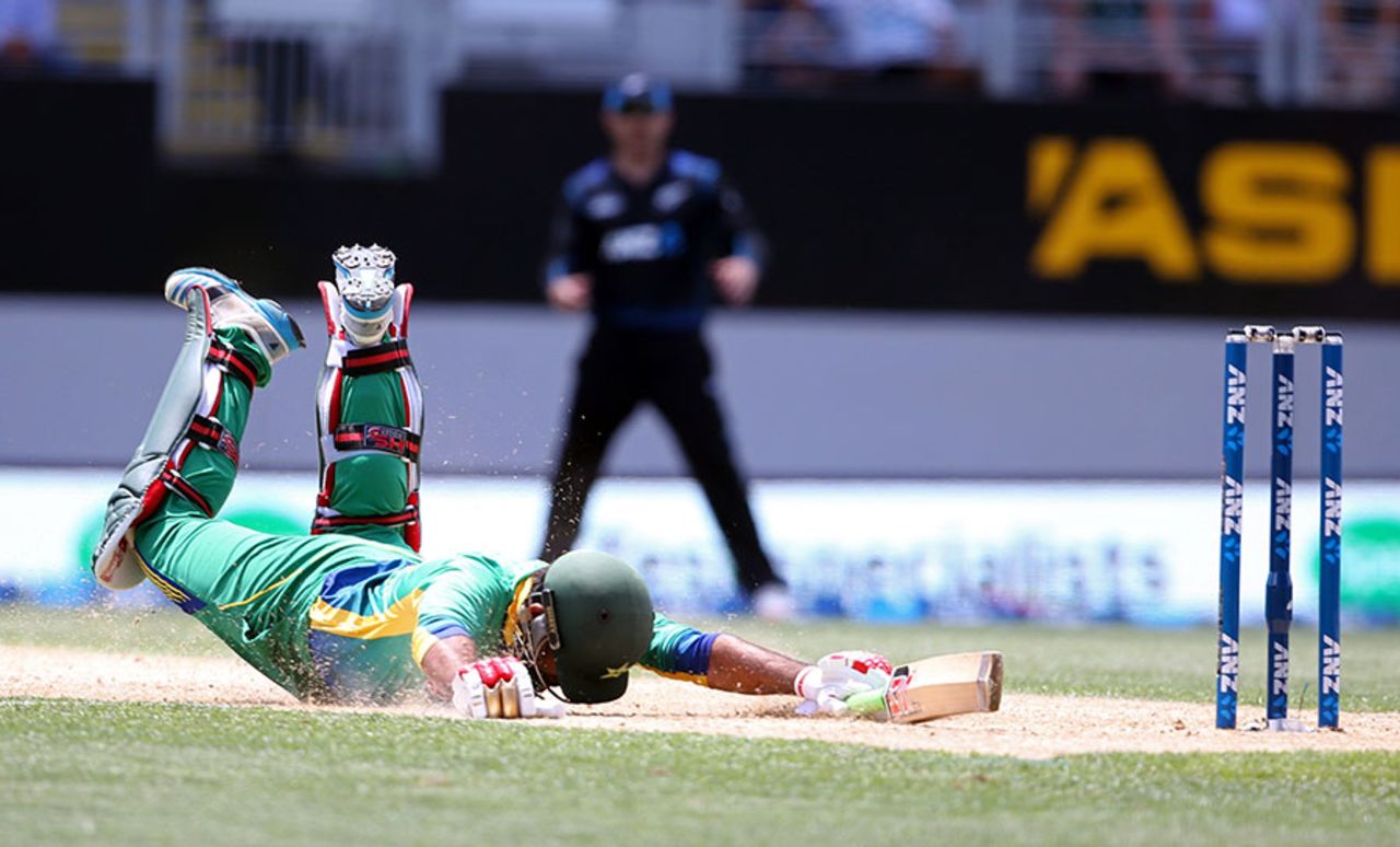 Sarfraz Ahmed dives into the crease, New Zealand v Pakistan, 3rd ODI, Auckland, January 31, 2016