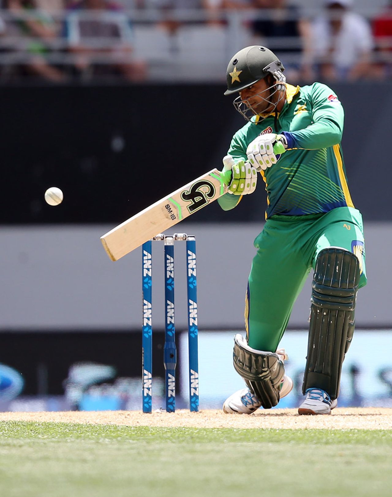 Shoaib Malik chops one through the off side, New Zealand v Pakistan, 3rd ODI, Auckland, January 31, 2016