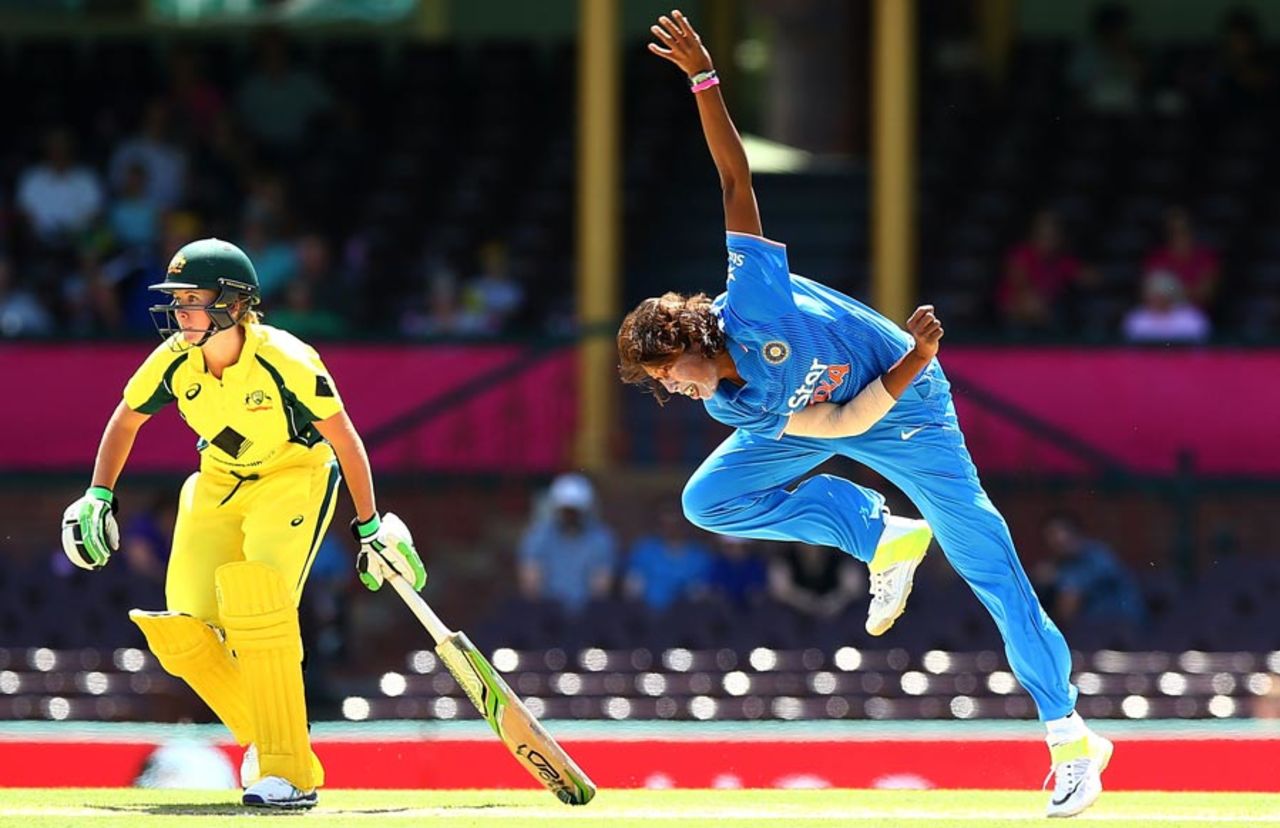 Jhulan Goswami delivers the ball, Australia v India, 3rd women's T20I, Sydney, January 31, 2016