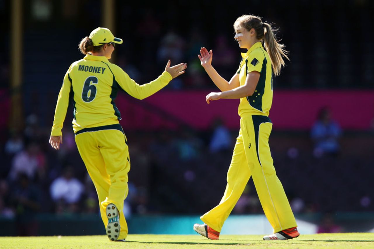 Ellyse Perry celebrates a wicket with Beth Mooney, Australia v India, 3rd women's T20I, Sydney, January 31, 2016