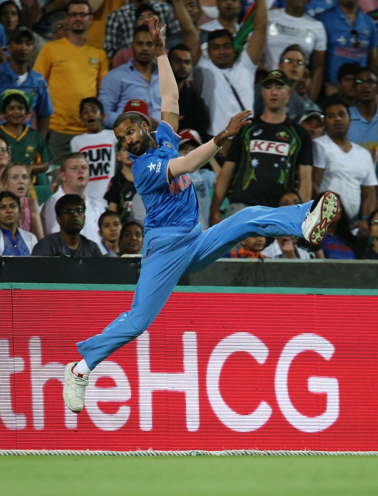 Shikhar Dhawan attempts an acrobatic boundary catch, Australia v India, 3rd T20I, Sydney, January 31, 2016