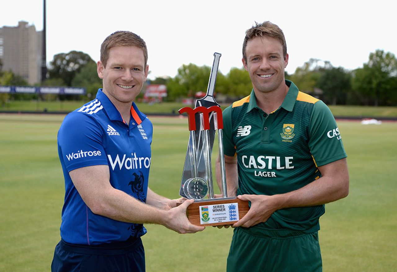 Eoin Morgan and AB de Villiers with the one-day trophy, South Africa v England, 1st ODI, Bloemfontein, February 2, 2016