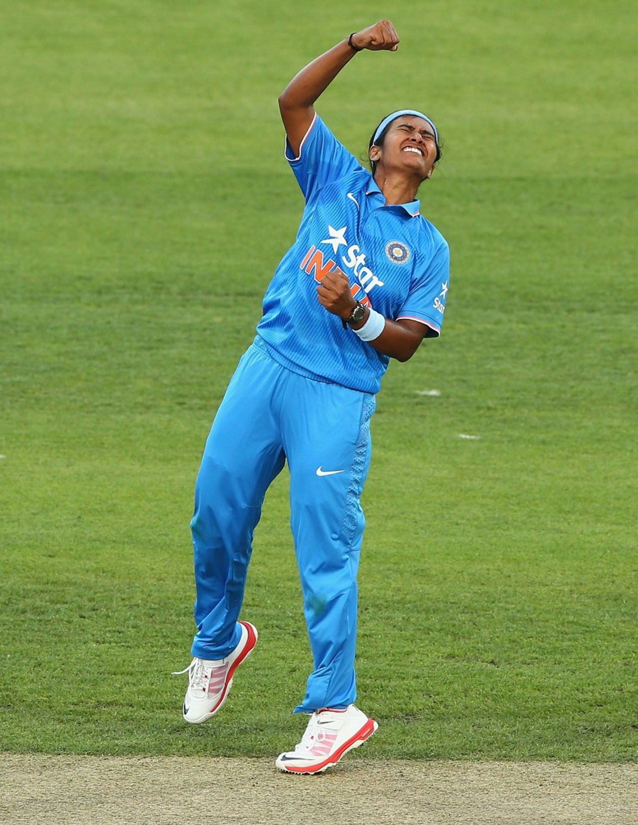 Shikha Pandey celebrates a wicket, Australia v India, 2nd Women's ODI, Hobart, February 5, 2016