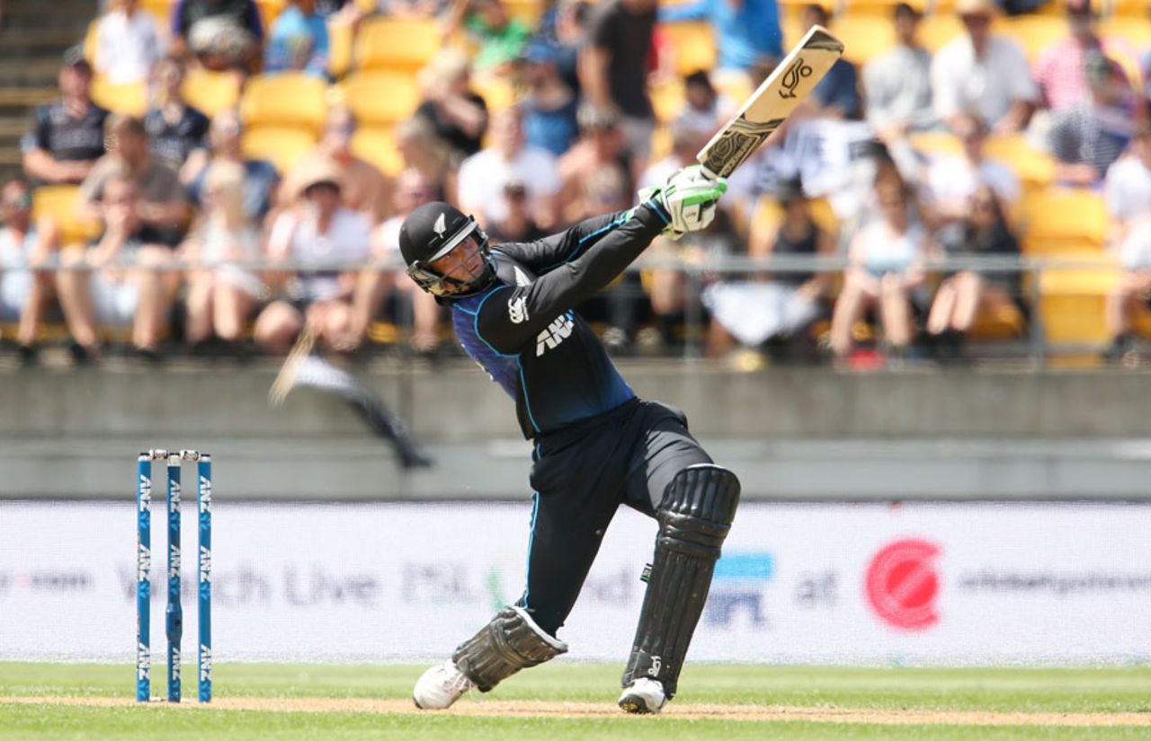 Martin Guptill goes straight, New Zealand v Australia, 2nd ODI, Wellington, February 6, 2016