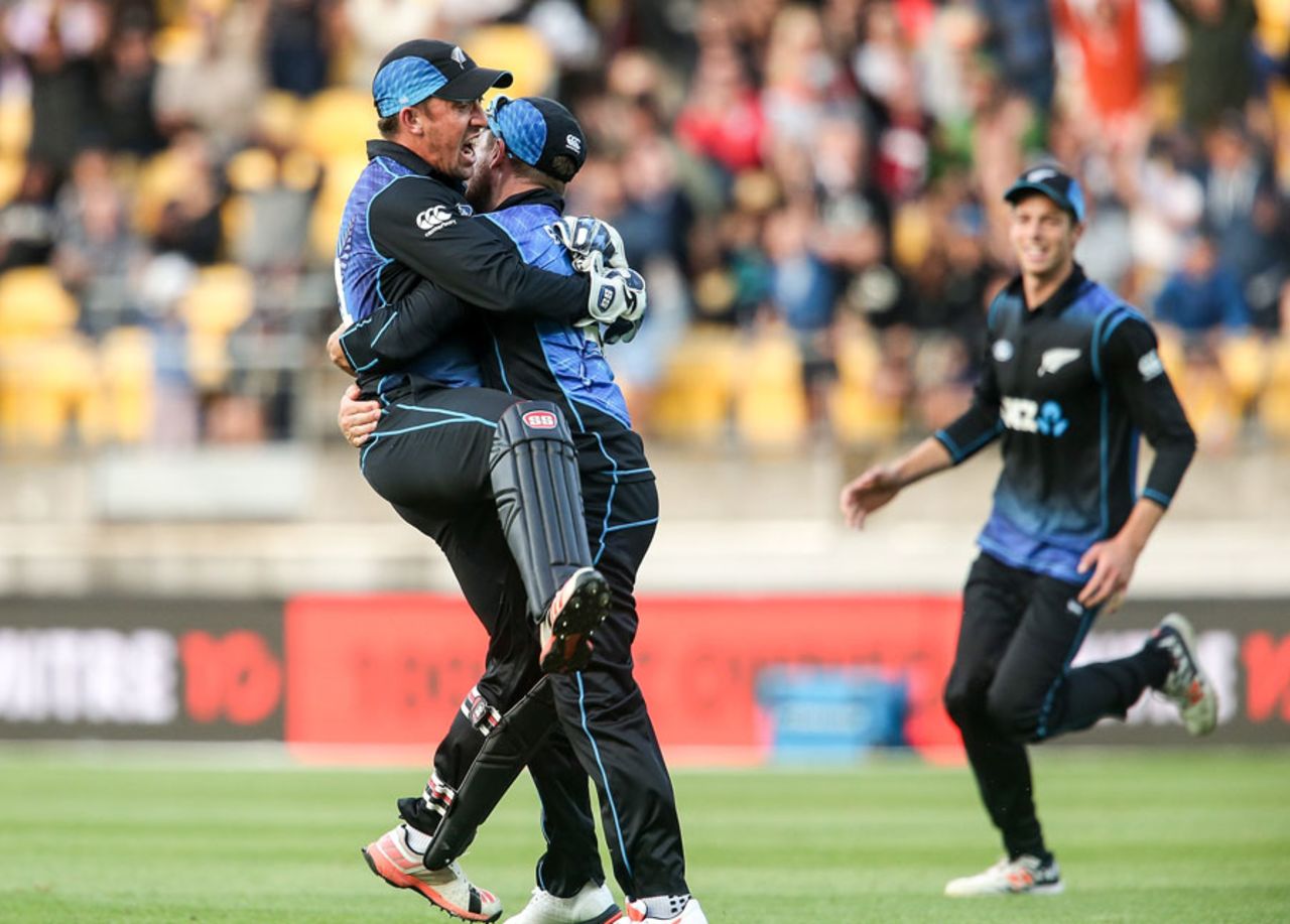 Luke Ronchi took a stunning reflex catch to remove Steven Smith, New Zealand v Australia, 2nd ODI, Wellington, February 6, 2016