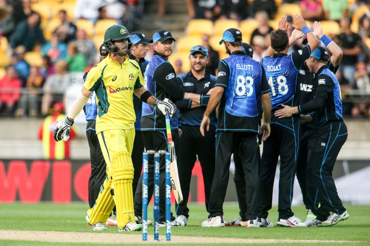 The New Zealand players get together after the wicket of Glenn Maxwell, New Zealand v Australia, 2nd ODI, Wellington, February 6, 2016