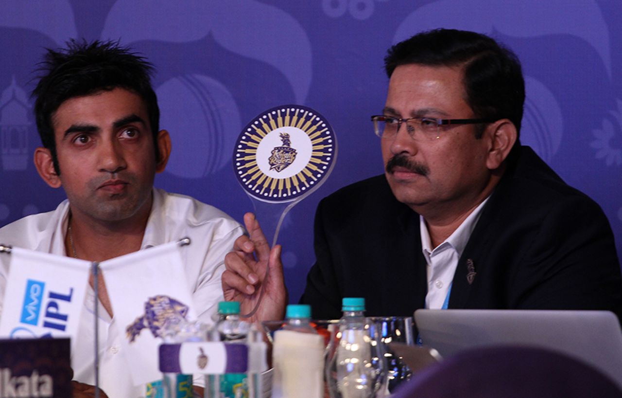 Gautam Gambhir and Venky Mysore, CEO of Kolkata Knight Riders, bid for a player during the IPL 2016 auction, Bangalore, February 6, 2016