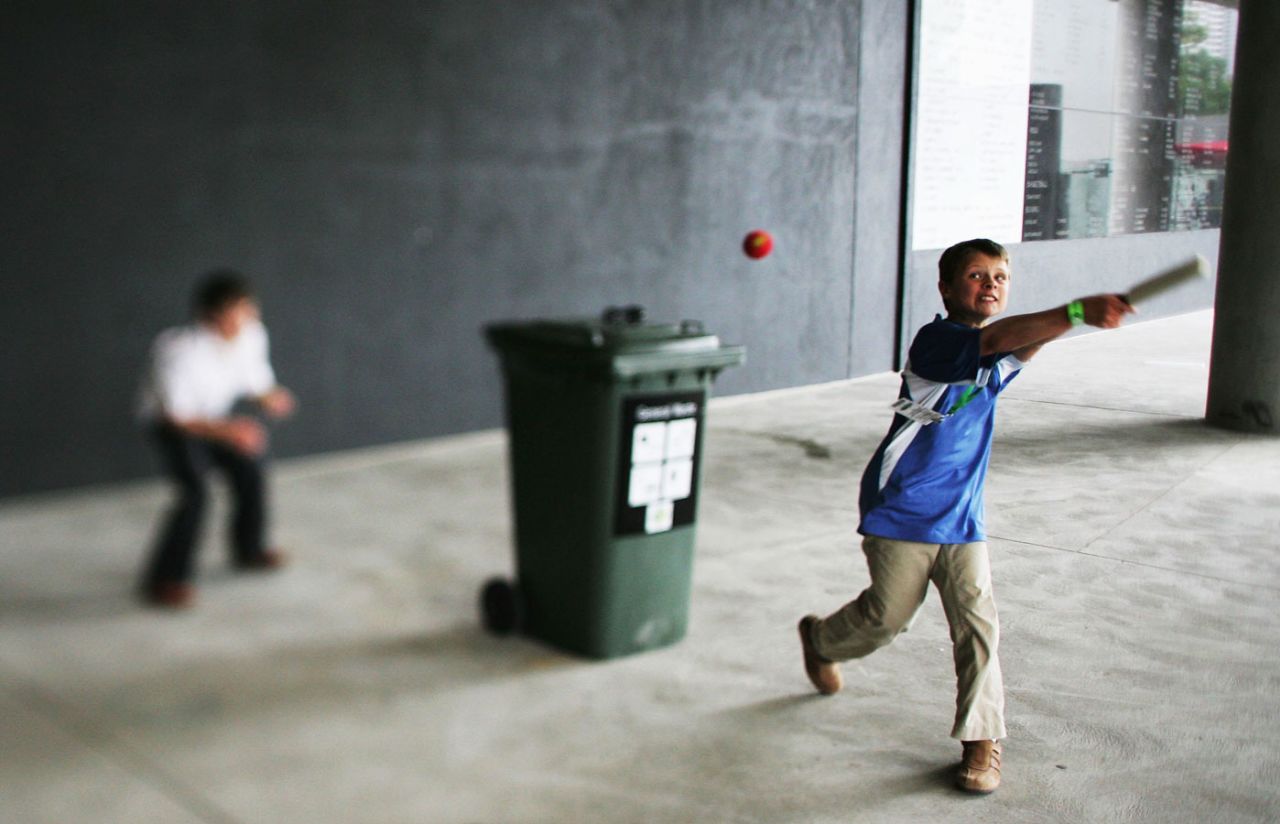 Kids play cricket using a wheelie bin as stumps, Australia v England, 4th Test, Melbourne, 2nd day, December 27, 2006
