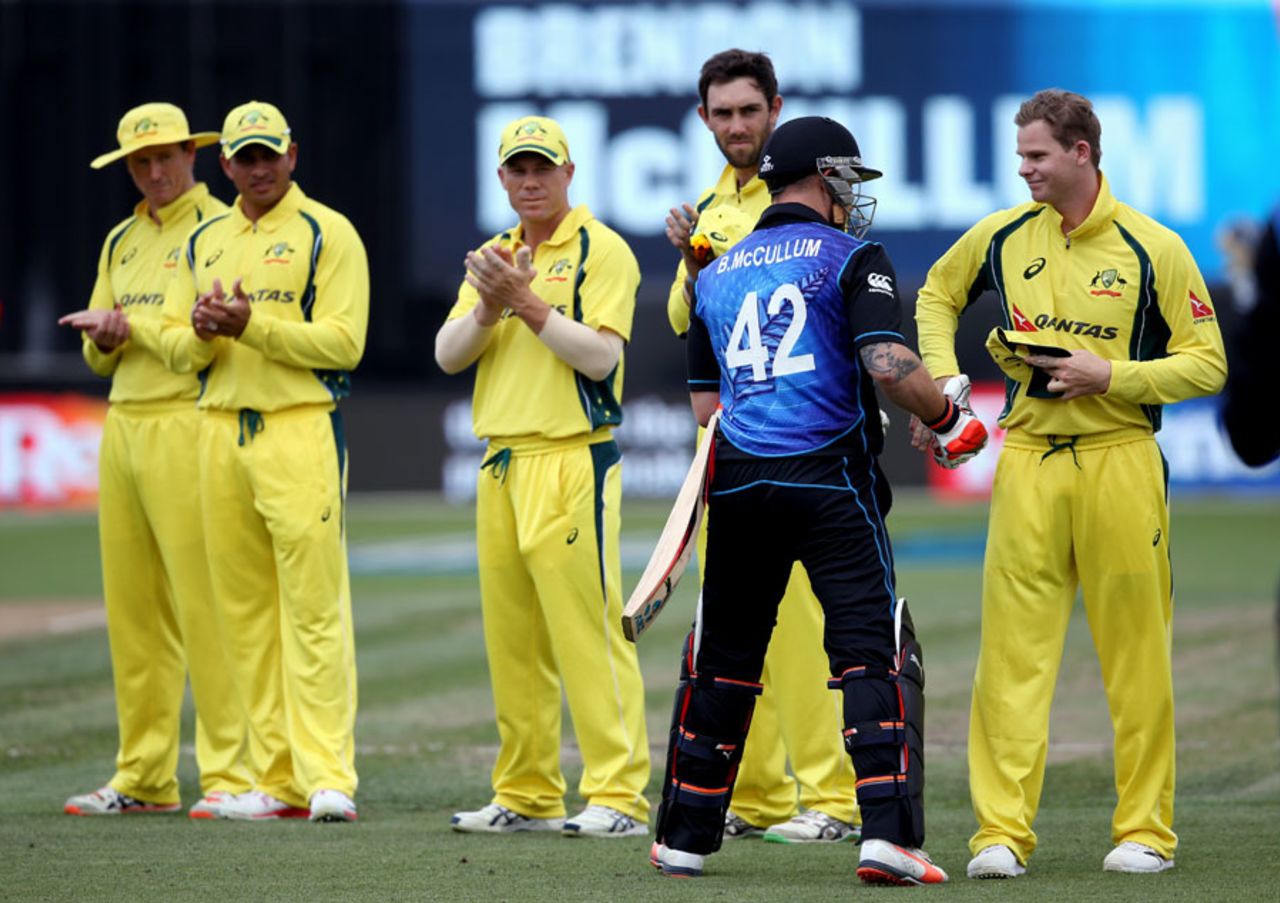 Australia applaud as Brendon McCullum walks out in his final ODI innings, New Zealand v Australia, 3rd ODI, Hamilton, February 8, 2016