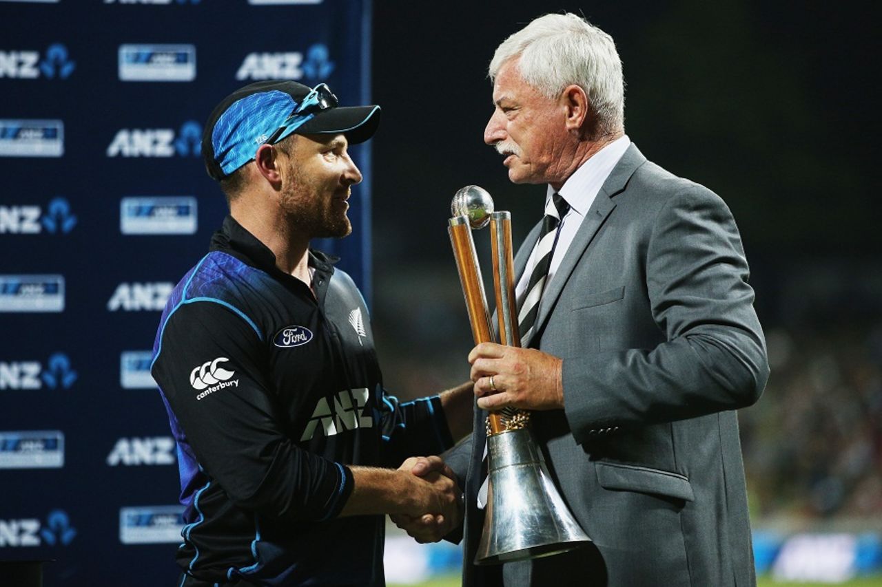 Brendon McCullum receives the Chappell-Hadlee trophy from Sir Richard Hadlee, New Zealand v Australia, 3rd ODI, Hamilton, February 8, 2016
