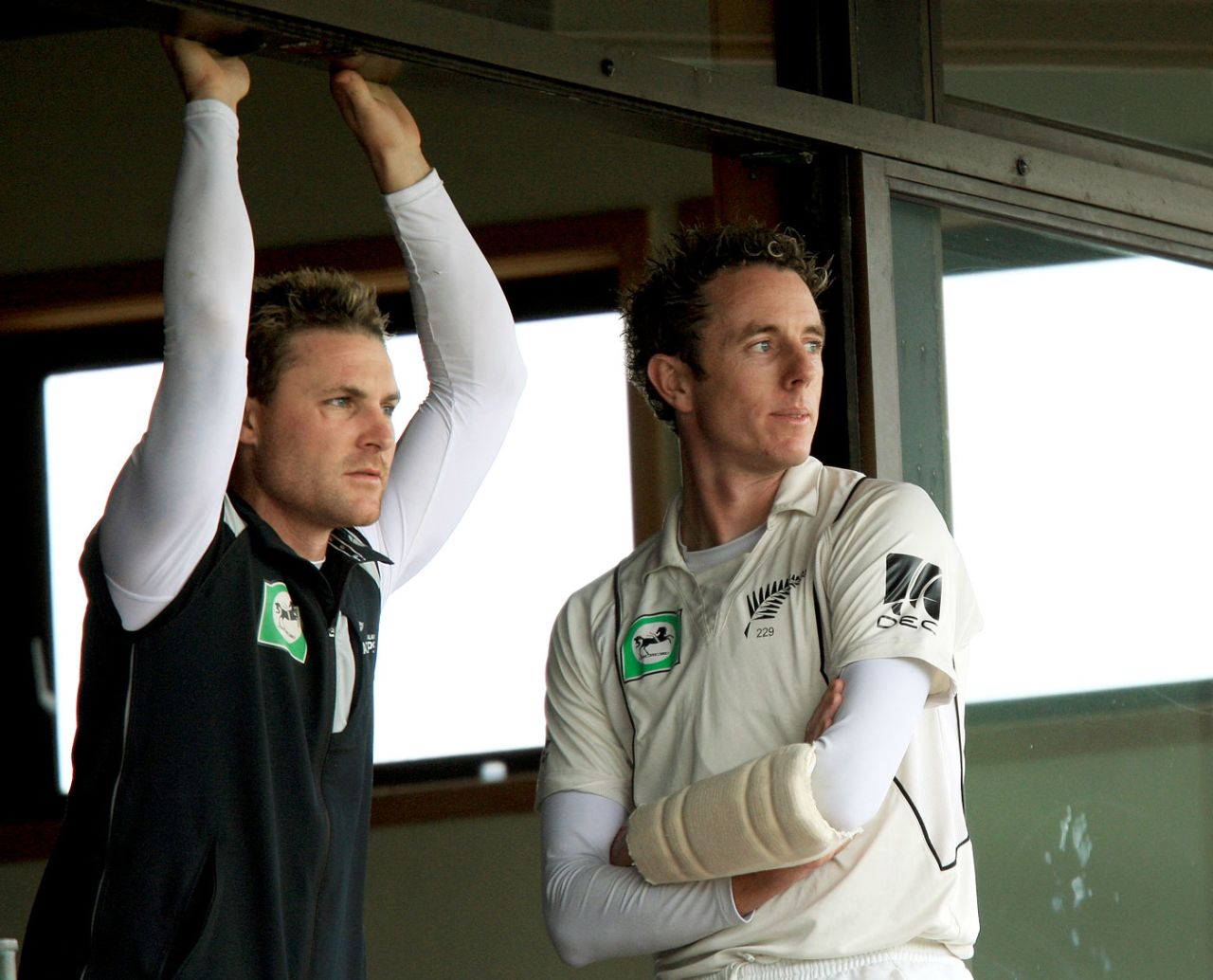Brendon McCullum and Iain O'Brien look at the weather, New Zealand v India, 3rd Test, Wellington, 5th day, April 7, 2009