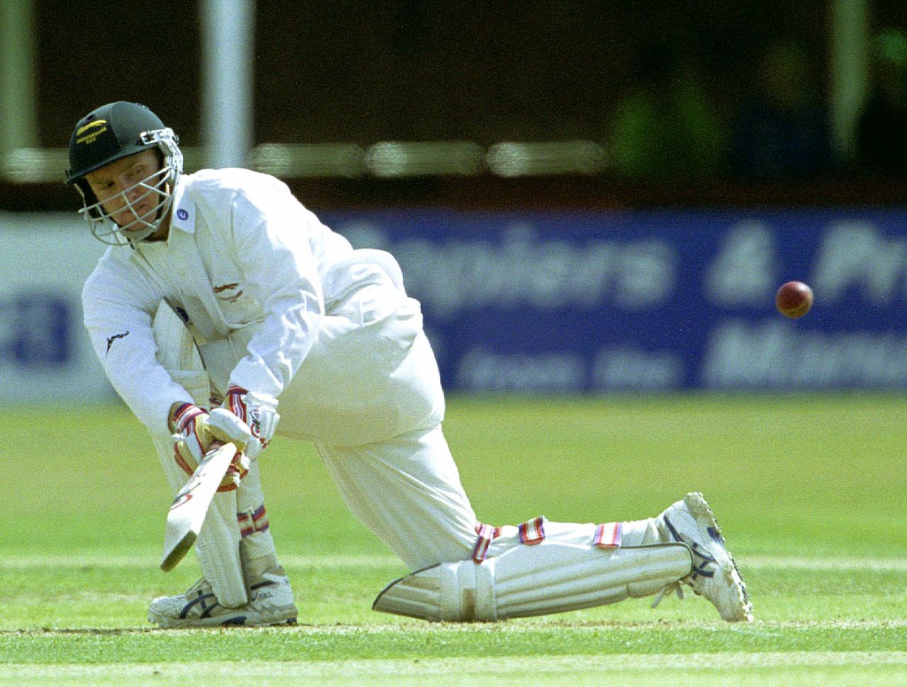 Darren Maddy sweeps, Leicestershire v Yorkshire, County Championship, Division One, Leicester, August 20, 2000