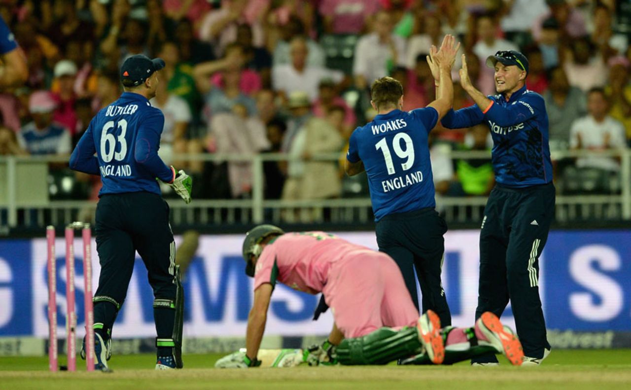 AB de Villiers was left on his knees by Chris Woakes' reactions, South Africa v England, 4th ODI, Johannesburg, February 12, 2016