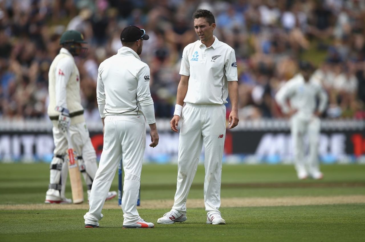 Any bright ideas? Brendon McCullum and Trent Boult had a frustrating morning, New Zealand v Australia, 1st Test, Wellington, 2nd day, February 13, 2016