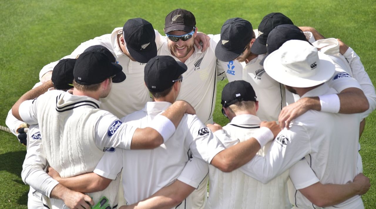 A relaxed Brendon McCullum in the team huddle, New Zealand v Australia, 1st Test, Wellington, 3rd day, February 14, 2016