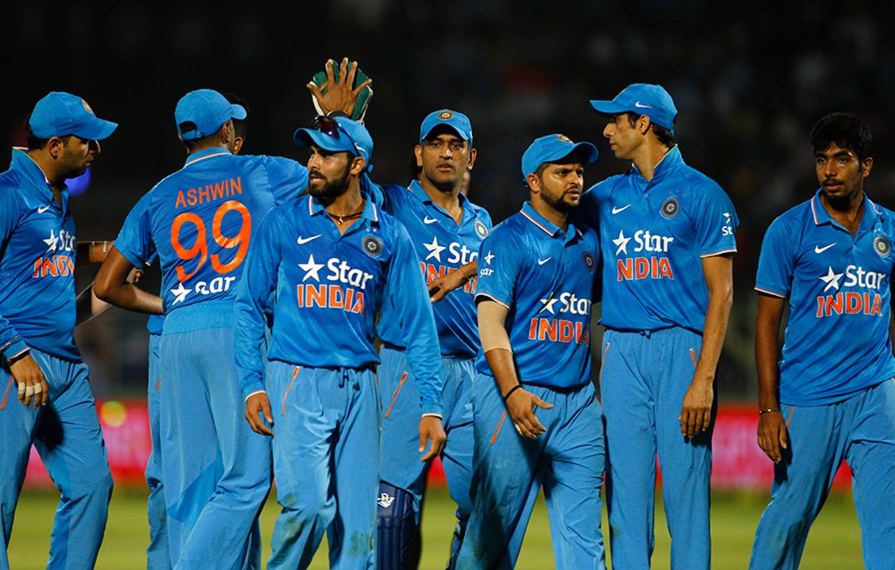 India gather around to celebrate the fall of a wicket, India v Sri Lanka, 3rd T20I, Visakhapatnam, February 14, 2016