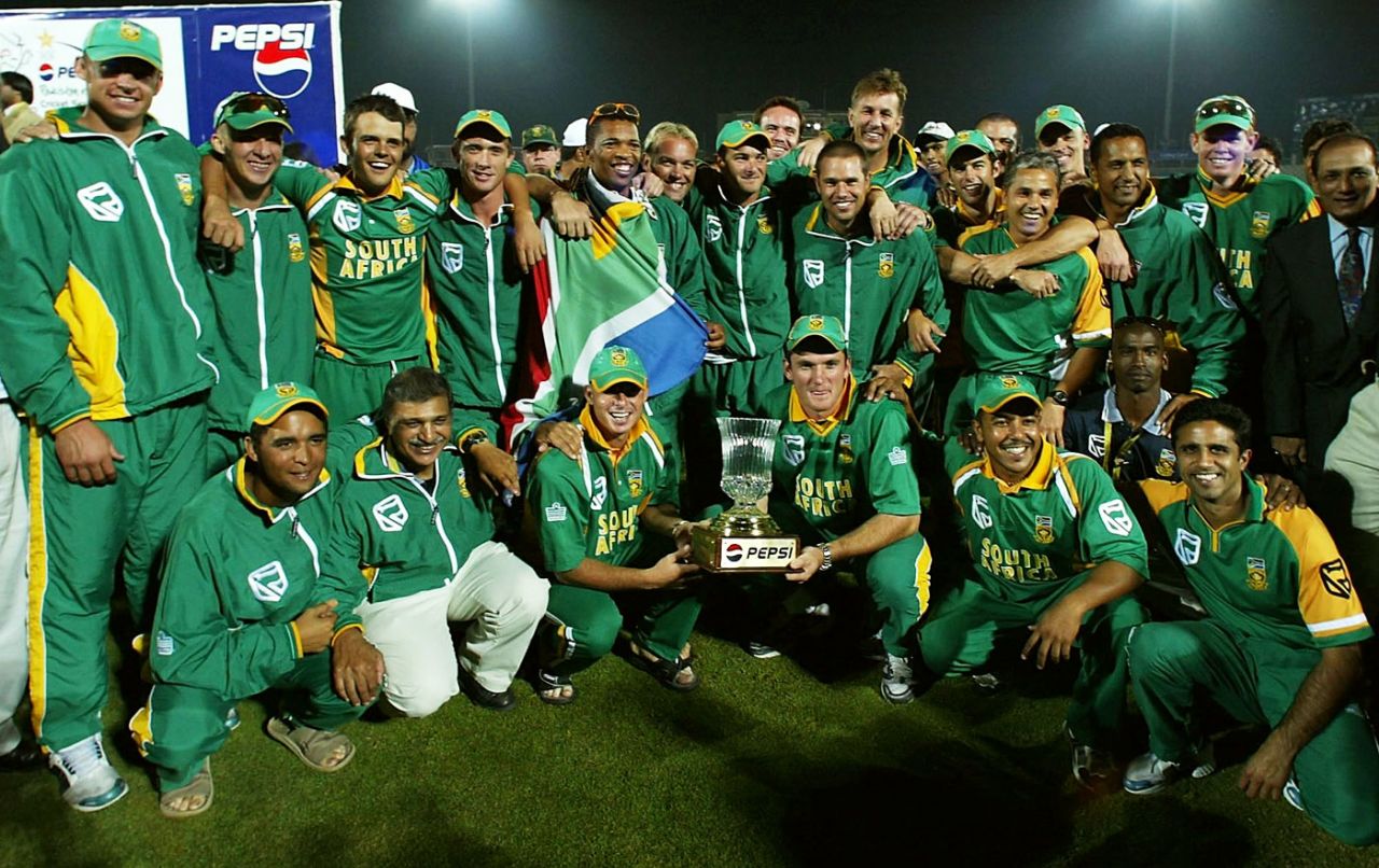 South Africa pose for photos after winning the series 3-2, Pakistan v South Africa, 5th ODI, Rawalpindi, October 12, 2003