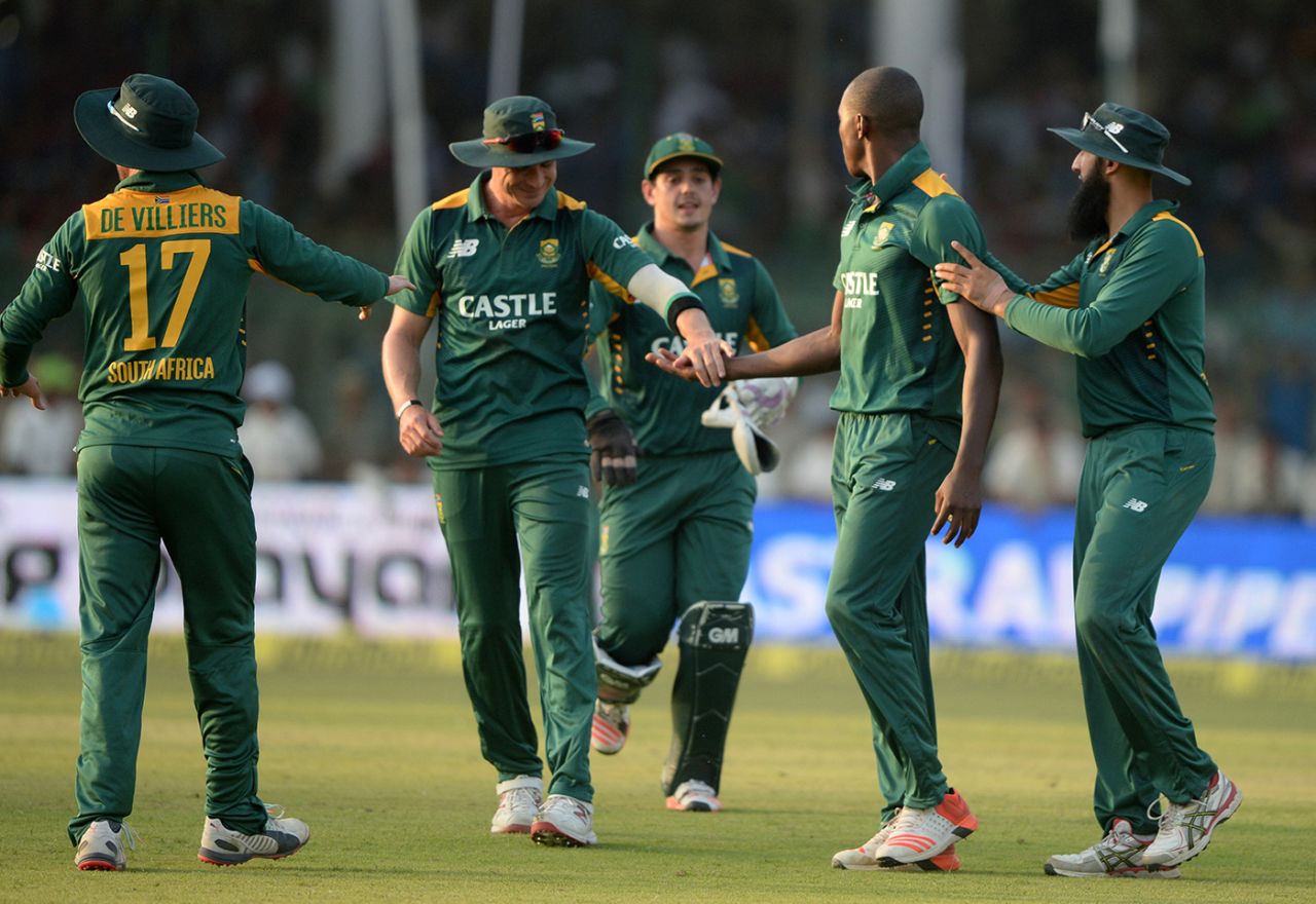 AB de Villiers, Dale Steyn, Quinton de Kock, Kagiso Rabada and Hashim Amla celebrate a wicket, India v South Africa, first ODI, Kanpur, October 11, 2015