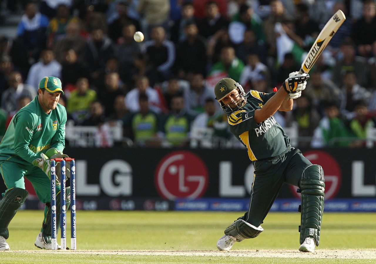 Shahid Afridi signals his aggressive intent, Pakistan v South Africa, ICC World Twenty20, 1st semi-final, Trent Bridge, June 18, 2009