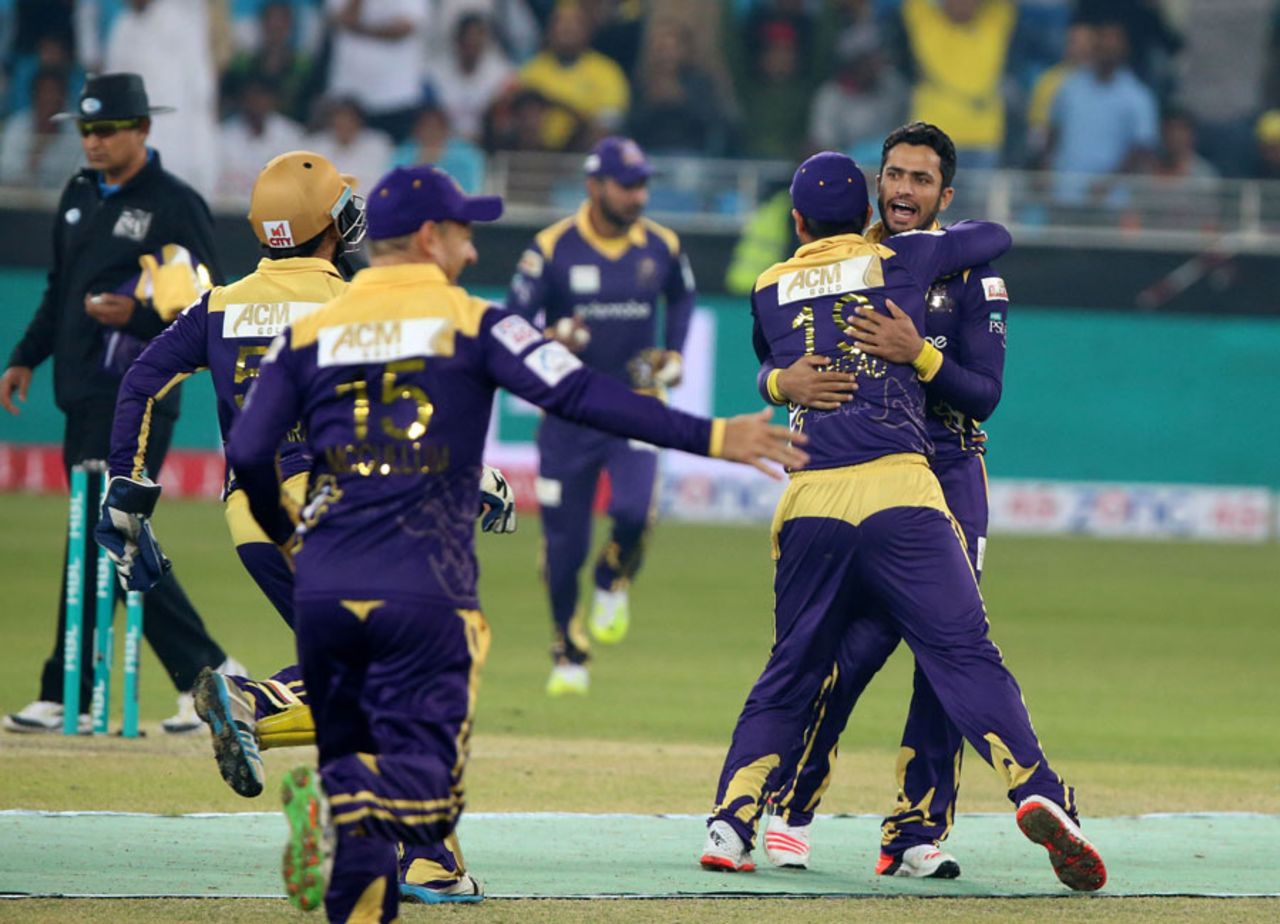 The Quetta Gladiators players get together after a wicket, Peshawar Zalmi v Quetta Gladiators, Pakistan Super League, 1st qualifying final, Dubai, February 19, 2016