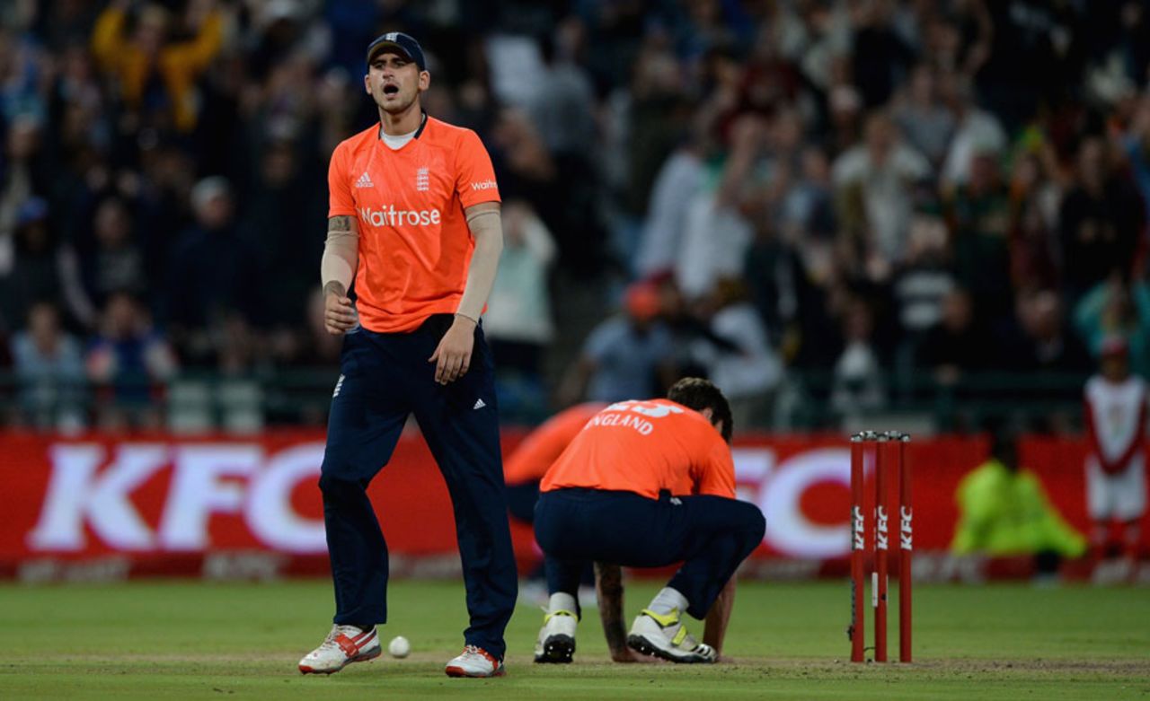 Reece Topley failed to gather the ball and complete a run out off the last delivery, South Africa v England, 1st T20, Cape Town, February 19, 2016