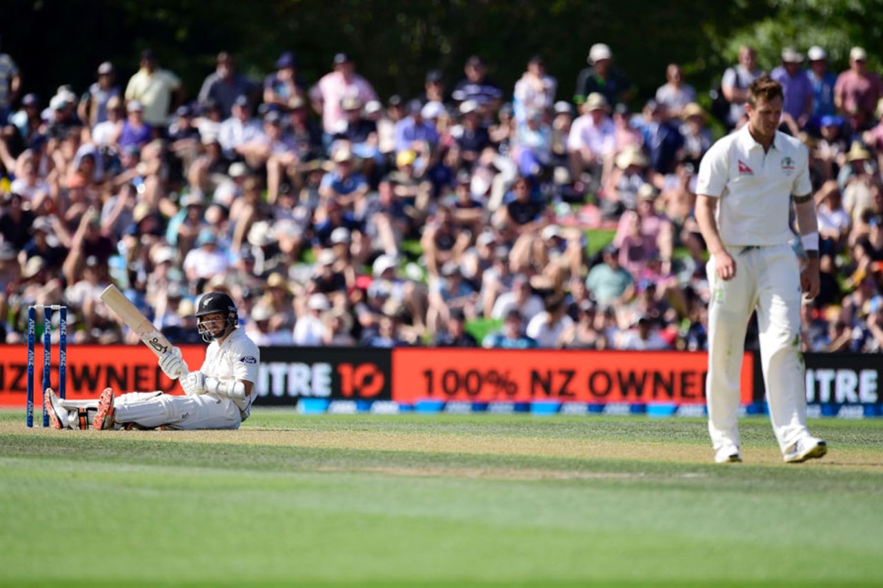 BJ Watling took a tumble while avoiding a James Pattinson bouncer, New Zealand v Australia, 2nd Test, Christchurch, 1st day, February 20, 2016