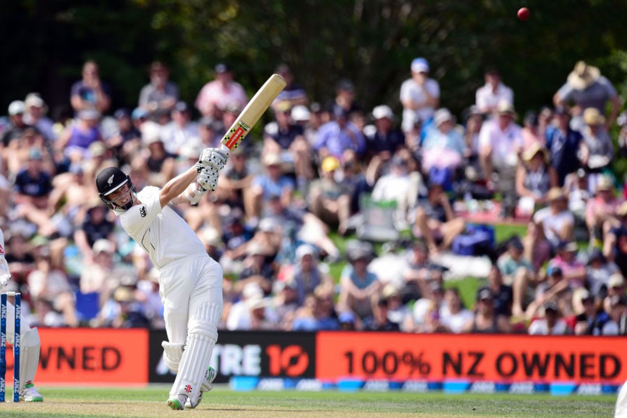 Matt Henry lofts one down the ground, New Zealand v Australia, 2nd Test, Christchurch, 1st day, February 20, 2016