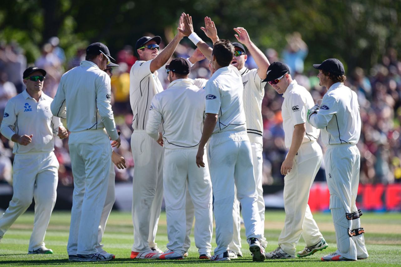 New Zealand players celebrate Usman Khawaja's wicket, New Zealand v Australia, 2nd Test, Christchurch, 2nd day, February 21, 2016