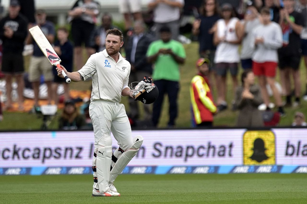 Brendon McCullum raises his bat to acknowledge the applause after his final Test innings, New Zealand v Australia, 2nd Test, Christchurch, 3rd day, February 22, 2016