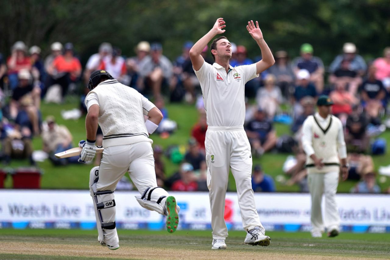 Josh Hazlewood shows his disappointment at conceding a boundary to Corey Anderson, New Zealand v Australia, 2nd Test, Christchurch, 4th day, February 23, 2016