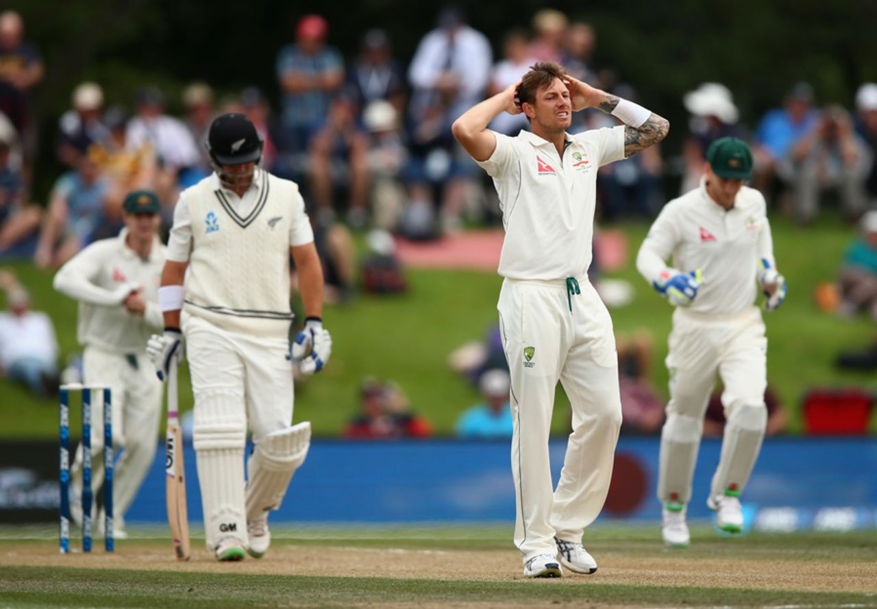 Hands on head for James Pattinson, New Zealand v Australia, 2nd Test, Christchurch, 4th day, February 23, 2016