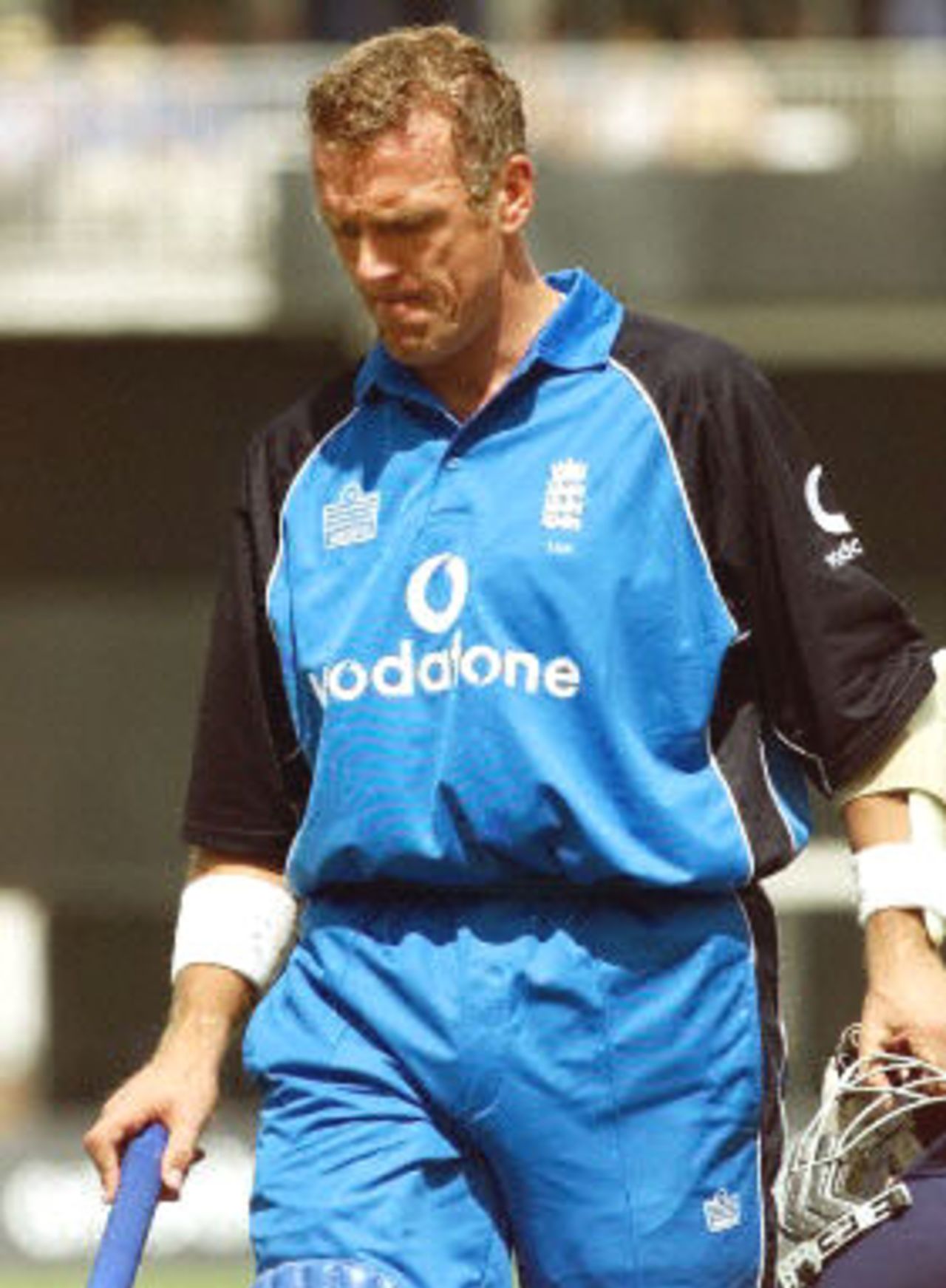 Alec Stewart looks dejected after being dismissed by Brett Lee, 9th ODI at the Oval, 21 June 2001.
