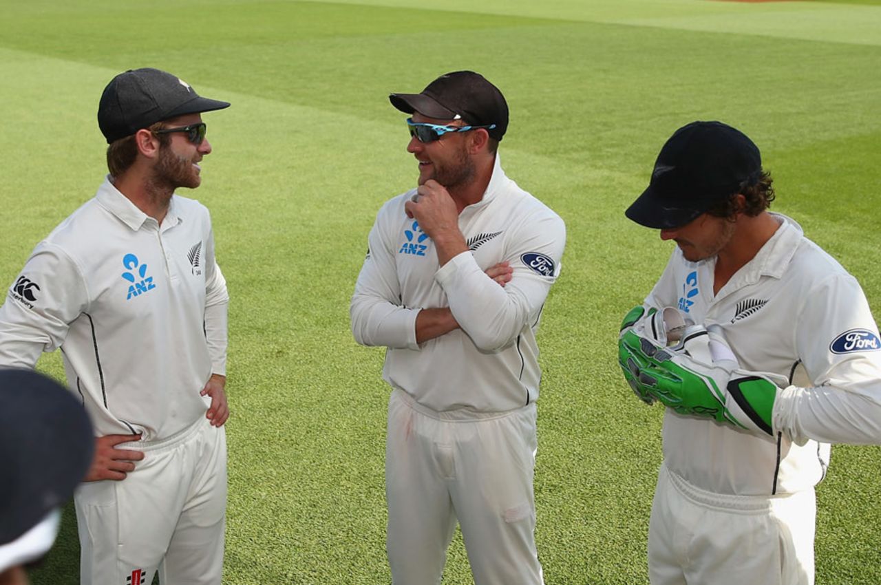 Kane Williamson and Brendon McCullum have a chat in the New Zealand huddle at the start of play, New Zealand v Australia, 2nd Test, Christchurch, 5th day, February 24, 2016
