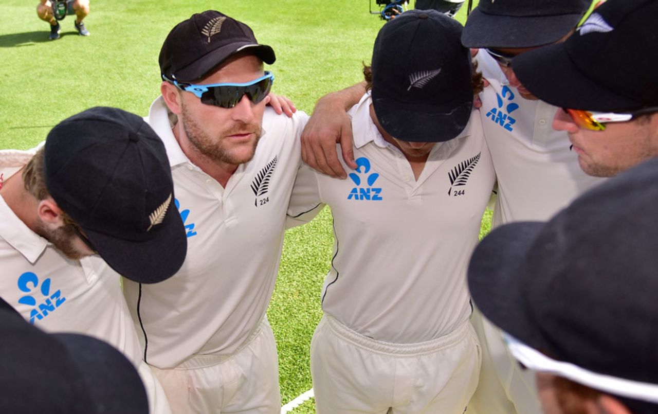 New Zealand huddle up on Brendon McCullum's final day of international cricket, New Zealand v Australia, 2nd Test, Christchurch, 5th day, February 24, 2016