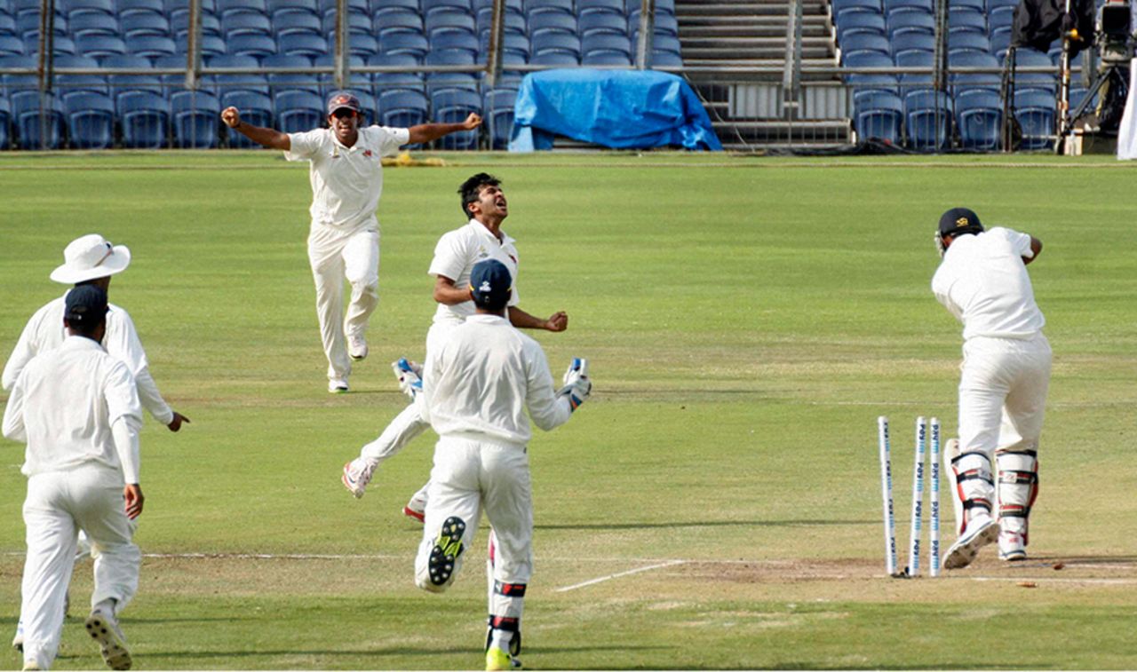 The Mumbai team exult after getting a wicket, Mumbai v Saurashtra, Ranji Trophy 2015-16 final, 3rd day, Pune, February 26, 2016