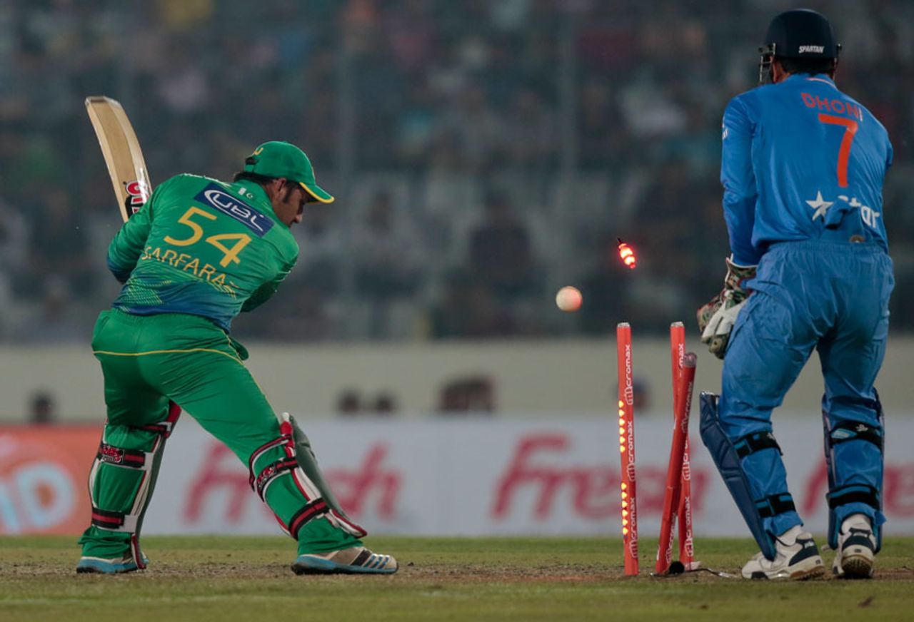 Sarfraz Ahmed was cleaned up for 25, India v Pakistan, Asia Cup, Mirpur, February 27, 2016