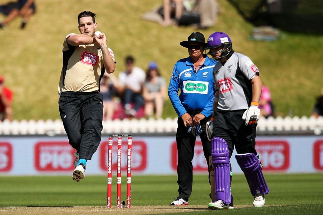 Mitchell McClenaghan bowls on return from injury, North Island v South Island, Island of Origin T20, Wellington, February 28, 2016