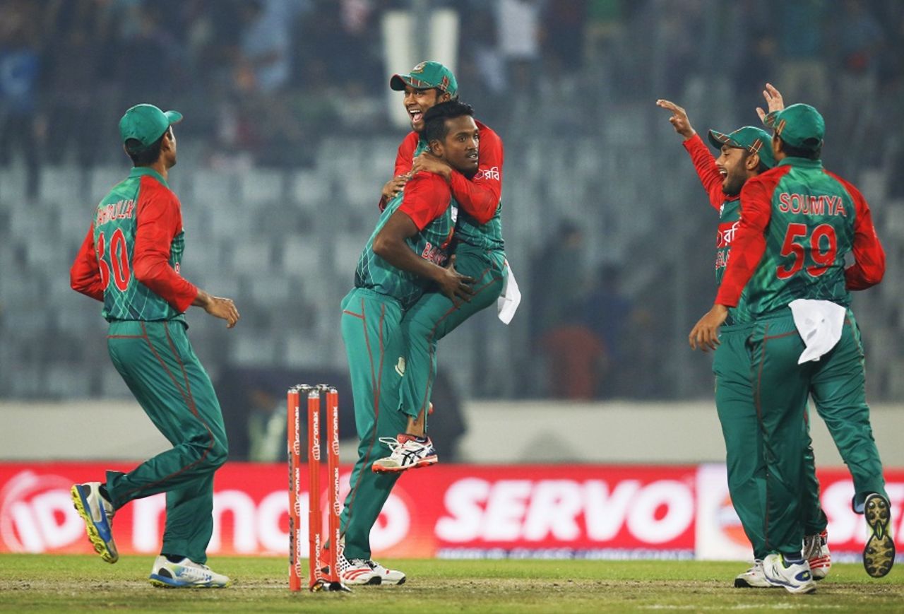 Al-Amin Hossain celebrates Khurram Manzoor's wicket with his team-mates,  Bangladesh v Pakistan, Asia Cup 2016, Mirpur, March 2, 2016