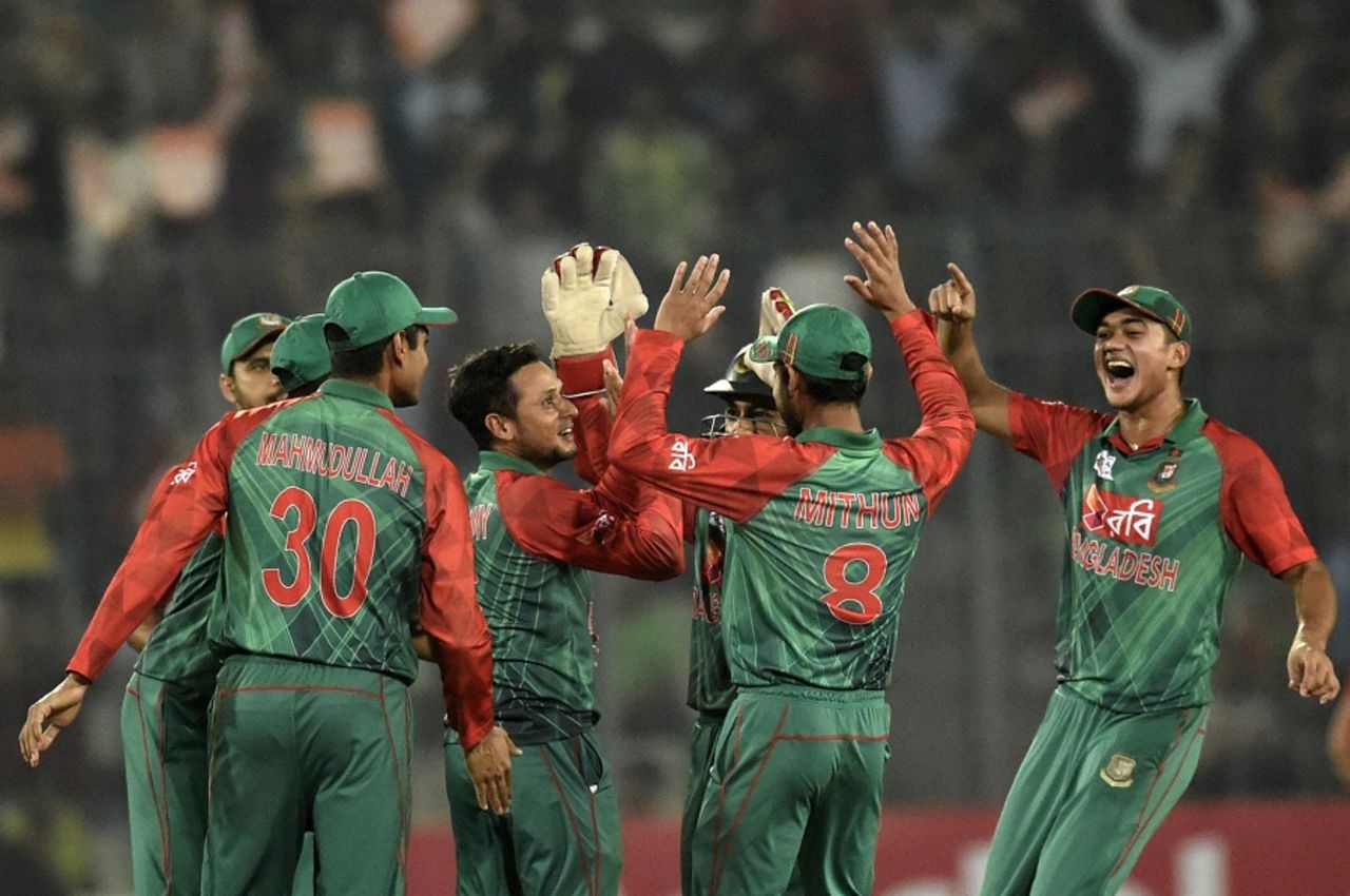 Bangladesh mob Arafat Sunny to celebrate a wicket, Bangladesh v Pakistan, Asia Cup 2016, Mirpur, March 2, 2016