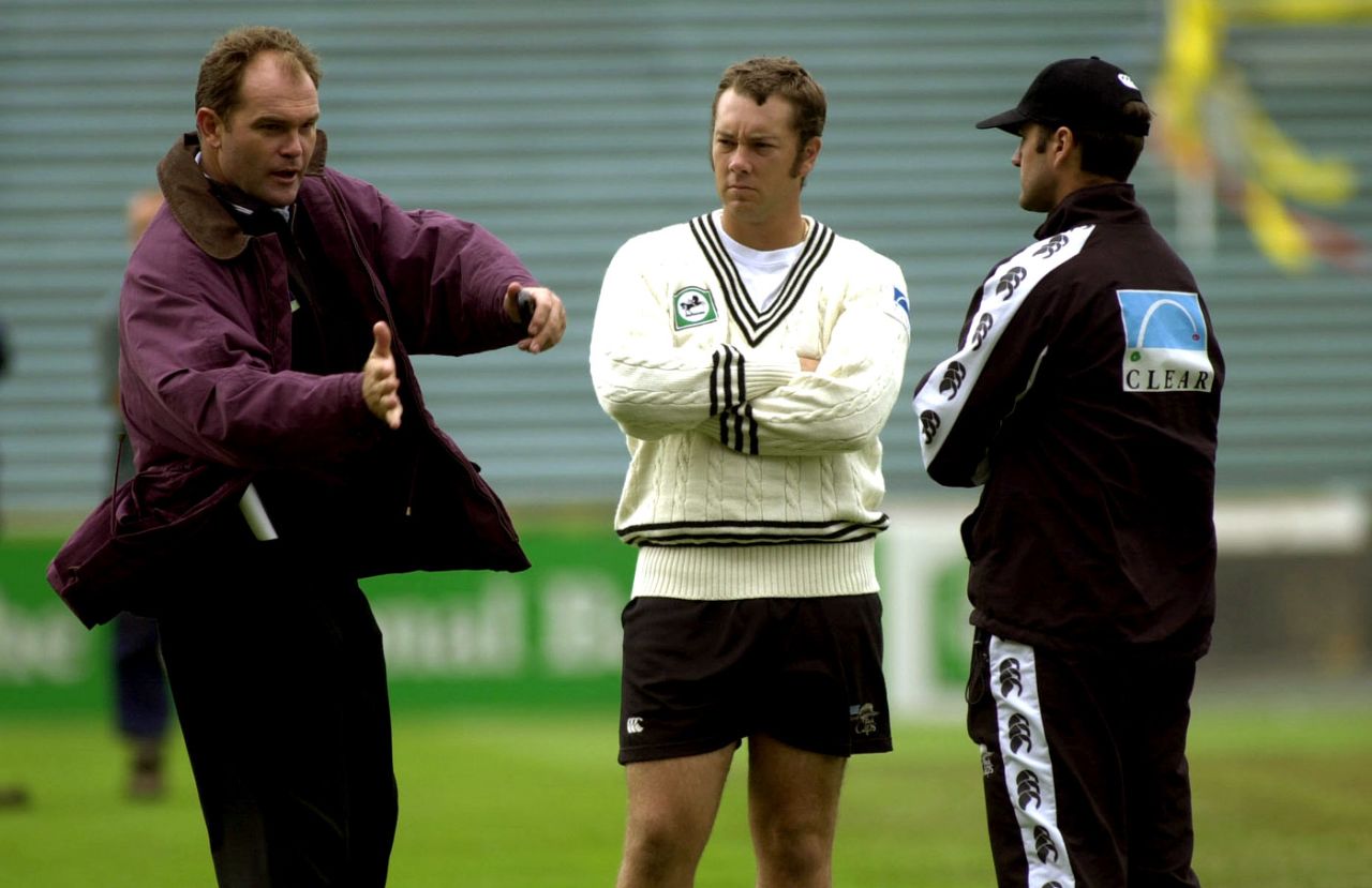 Martin Crowe offers advice to Craig McMillan and Nathan Astle, New Zealand v Australia, 1st Test, Auckland, 5th day, March 15, 2000