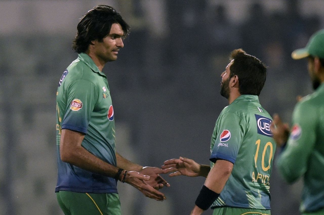 Mohammad Irfan picked up two wickets in the 18th over, Pakistan v Sri Lanka, Asia Cup 2016, Mirpur, March 4, 2016