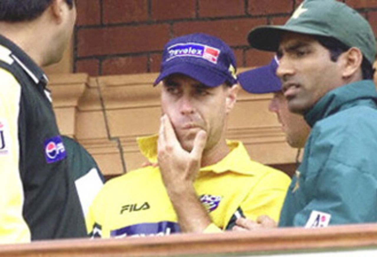Ricky Ponting attends to Michael Bevan after Bevan was hit in the face with a missile, final ODI at Lords, 23 June 2001