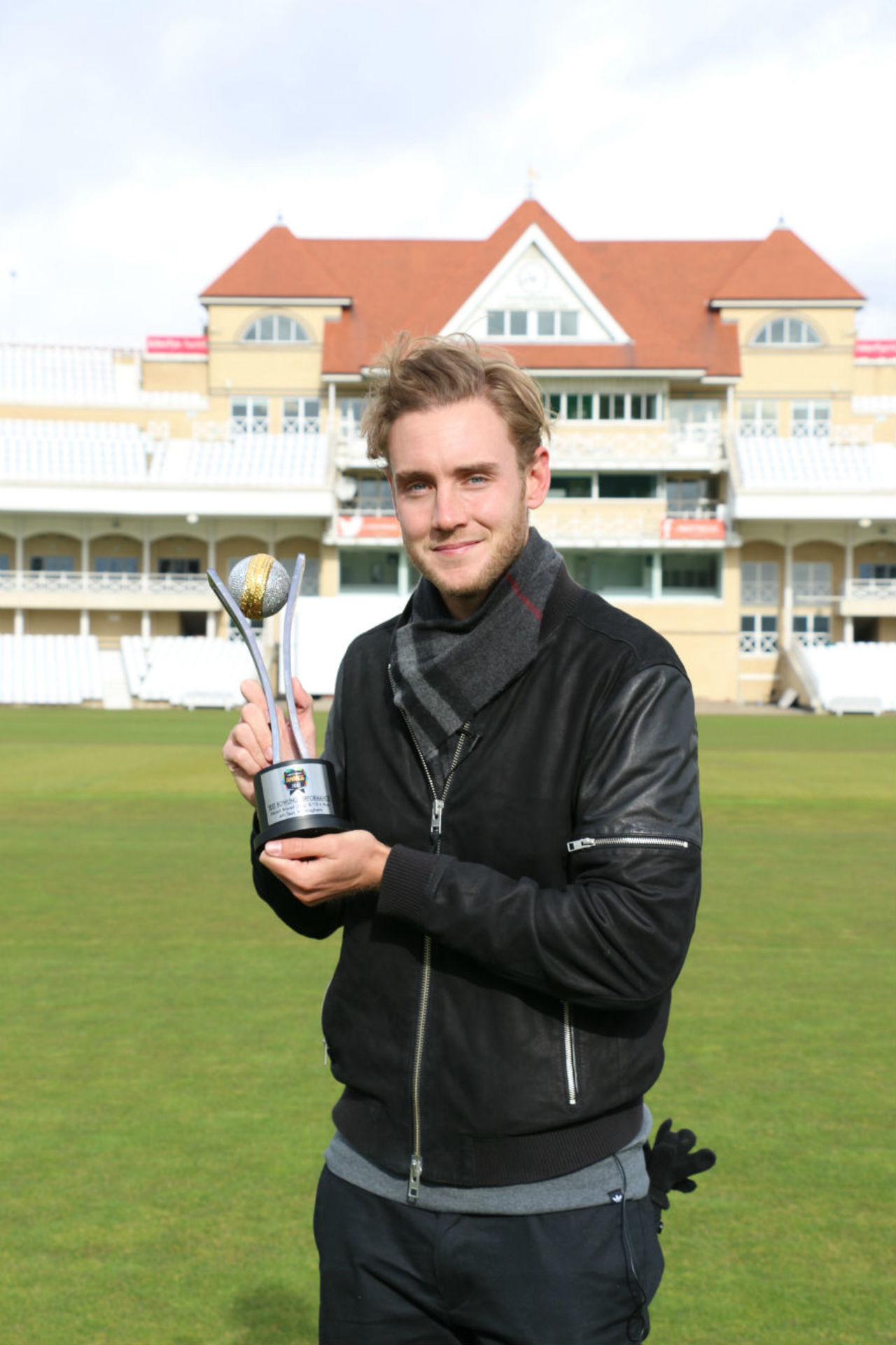 Stuart Broad poses with the trophy after winning ESPNcricinfo's Best Test Bowling Award for 2015, March 14, 2016