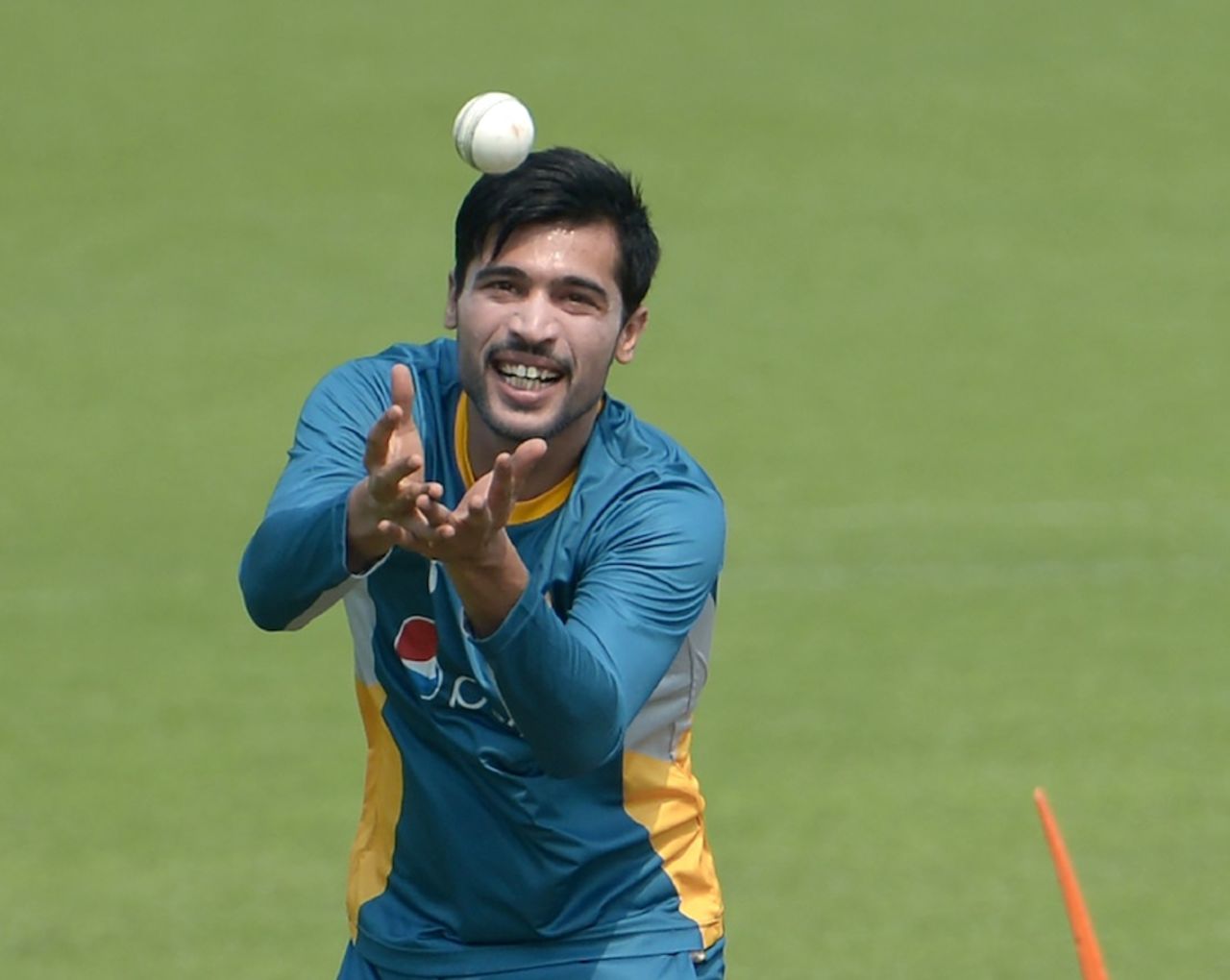 Mohammad Amir receives the ball, Kolkata, March 13, 2016