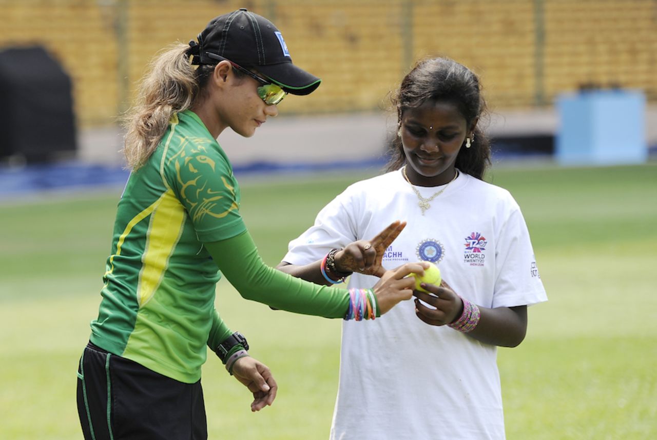 Jahanara Alam gives some tips to a local girl, Bangalore, March 14, 2016