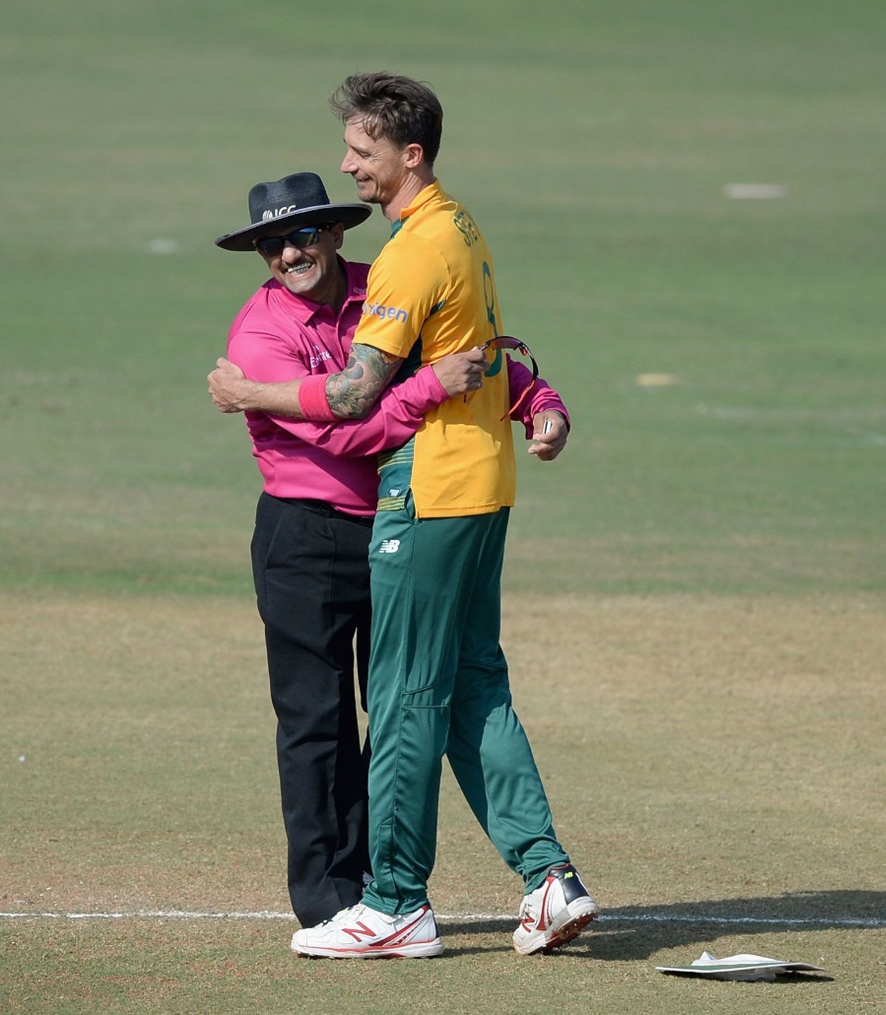 Dale Steyn hugs on-field umpire Anil Dandekar, Mumbai Cricket Association XI v South Africa, World T20 warm-ups, Mumbai, March 15, 2016