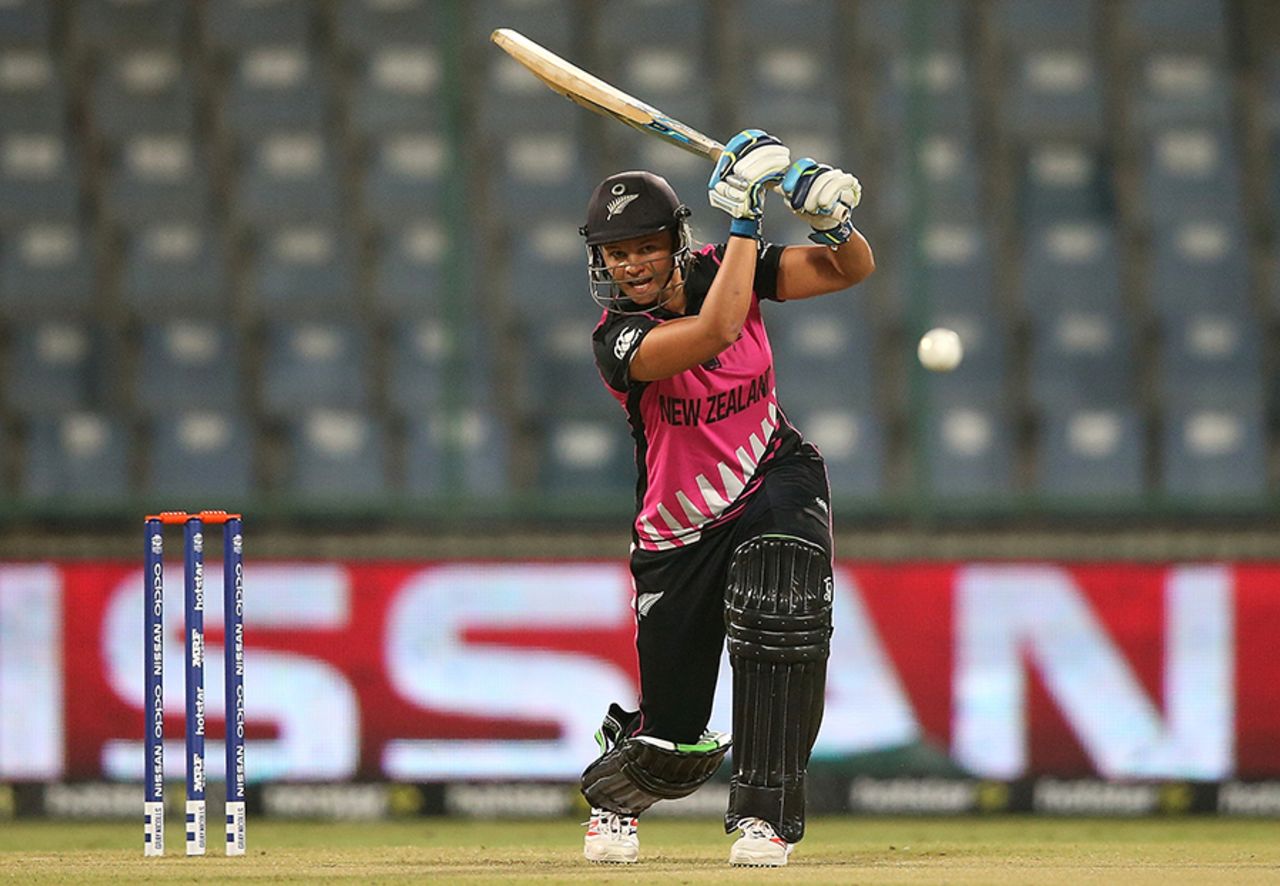 Suzie Bates brings out a drive through the off side, New Zealand v Sri Lanka, Women's World T20 2016, Group A, Delhi, March 15, 2016