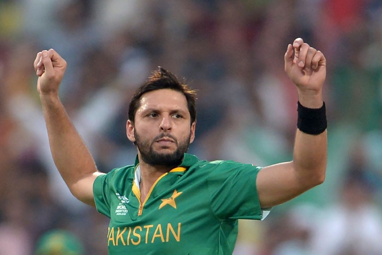Shahid Afridi is pumped up after taking a wicket, Bangladesh v Pakistan, World T20 2016, Group 2, Kolkata, March 16, 2016