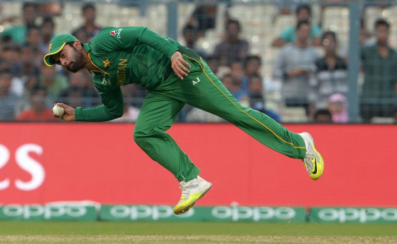 Ahmed Shehzad positions himself for a throw, Bangladesh v Pakistan, World T20 2016, Group 2, Kolkata, March 16, 2016