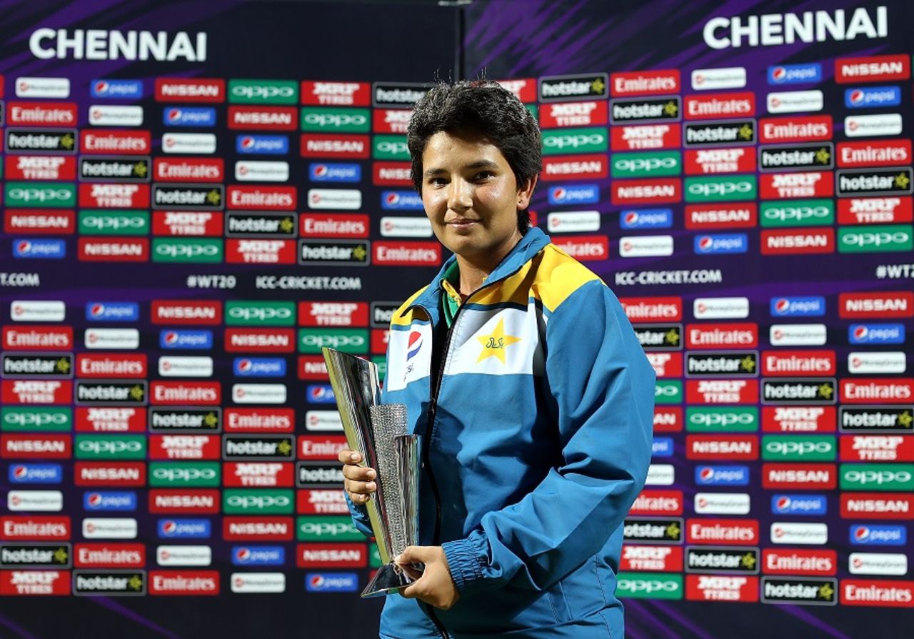 Anam Amin poses with her Player-of-the-Match award, Pakistan v West Indies, Women's World T20 2016, Chennai, March 16, 2016